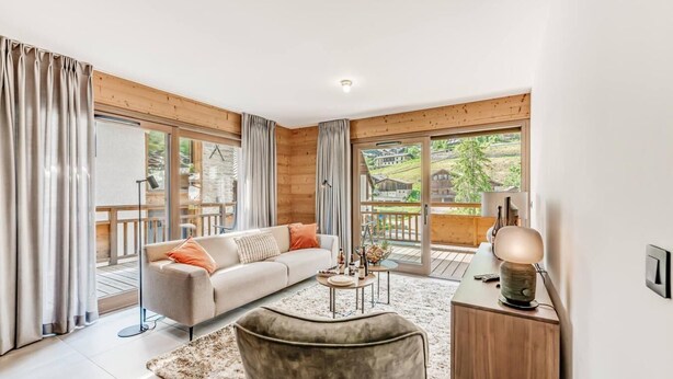 A modern living room with a sofa, coffee table, and a lamp. There is a view of a balcony and outside scenery. - View village, balcony, tv, ski locker, 68m², Champagny-en-Vanoise (Champagny-en-Vanoise)