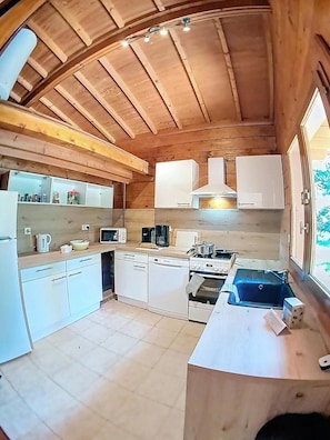 Mikrobølgeovn, ovn, kaffetrakter/tekoker og brødrister