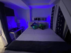 2 bedrooms, internet, bed sheets