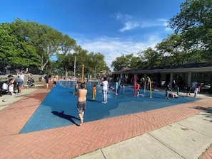 Children’s area - West NewYork NJ, Cozy 2bed apt/backyard 2stay (West New York)