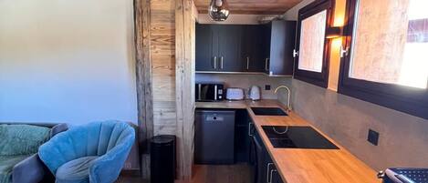 雪櫃、微波爐、焗爐、洗碗機