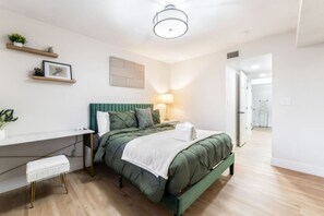 5 soverom, skrivebord, strykejern/-brett og reiseseng for barn