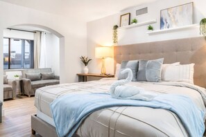 5 Schlafzimmer, Schreibtisch, Bügeleisen/Bügelbrett, Reisekinderbett