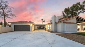 Exterior - LUX 5BR | 2 Master BR | 2 Living Rooms |Pool & Spa (Las Vegas)