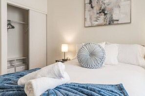 Skrivebord, strykejern/-brett, reiseseng for barn og wi-fi