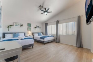 Schreibtisch, Bügeleisen/Bügelbrett, Reisekinderbett, WLAN