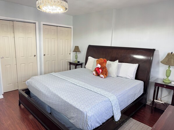 3 bedrooms, in-room safe, iron/ironing board, travel cot