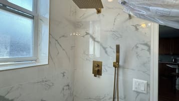 Articles de toilette écologiques, sèche-cheveux, serviettes fournies