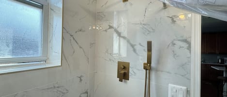Articles de toilette écologiques, séchoir à cheveux, serviettes fournies