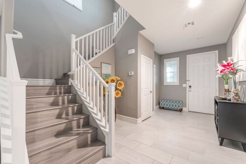 Large Groups! Game Room| BBQ| Spacious| Near Strip