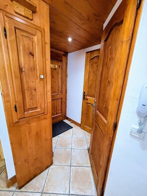 Interior - 100m from resort center, 4th floor, swimming pool, sauna, hammam, terrace, tv, ski locker, 40m² (Bourg-Saint-Maurice)