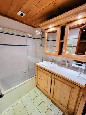 Bathroom - 100m from resort center, 4th floor, swimming pool, sauna, hammam, terrace, tv, ski locker, 40m² (Bourg-Saint-Maurice)