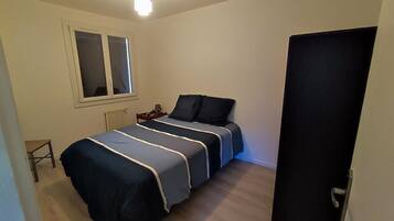 3 habitaciones, tabla de planchar con plancha, wifi y ropa de cama