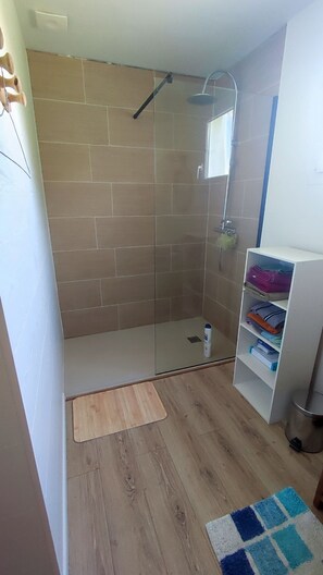 Dusche, Haartrockner, Handtücher, Seife