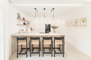 Réfrigérateur, micro-ondes, four, lave-vaisselle