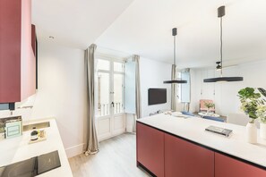 Kylskåp, mikrovågsugn, ugn och diskmaskin