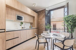 Mikrowelle, Geschirrspüler, Wasserkocher mit Kaffee-/Teezubehör, Toaster