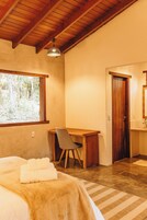 Escritorio, espacio para trabajar con un portátil, wifi gratis