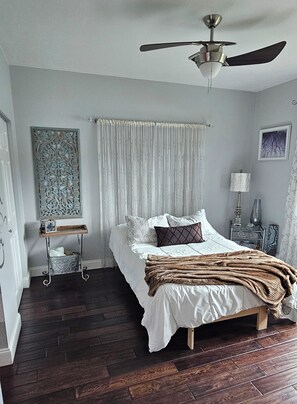 2 bedrooms, iron/ironing board, free WiFi, bed sheets