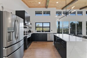 Kühlschrank, Ofen, Herdplatte, Wasserkocher mit Kaffee-/Teezubehör