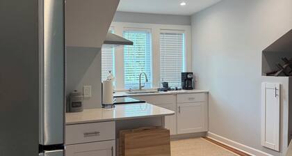 Charming studio in delightful Charleston with AC