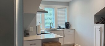 Charming studio in delightful Charleston with AC