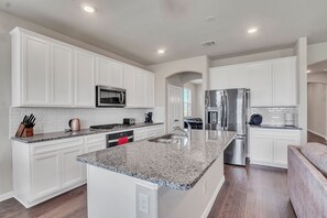 Mikrowelle, Ofen, Herdplatte, Geschirrspüler