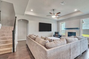 Smart TV, fireplace