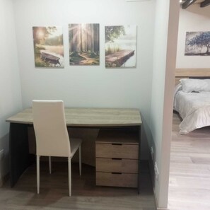 2 bedrooms, iron/ironing board, internet, bed sheets