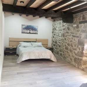 2 soverom, strykejern/-brett, internettilgang og sengetøy