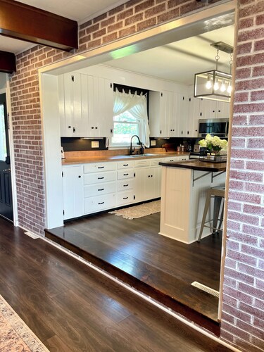 Charming 4-bedroom cottage with peaceful country view in Chambersburg.