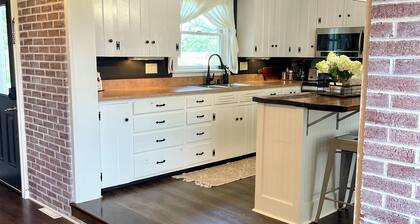 Charming 4-bedroom cottage with peaceful country view in Chambersburg.