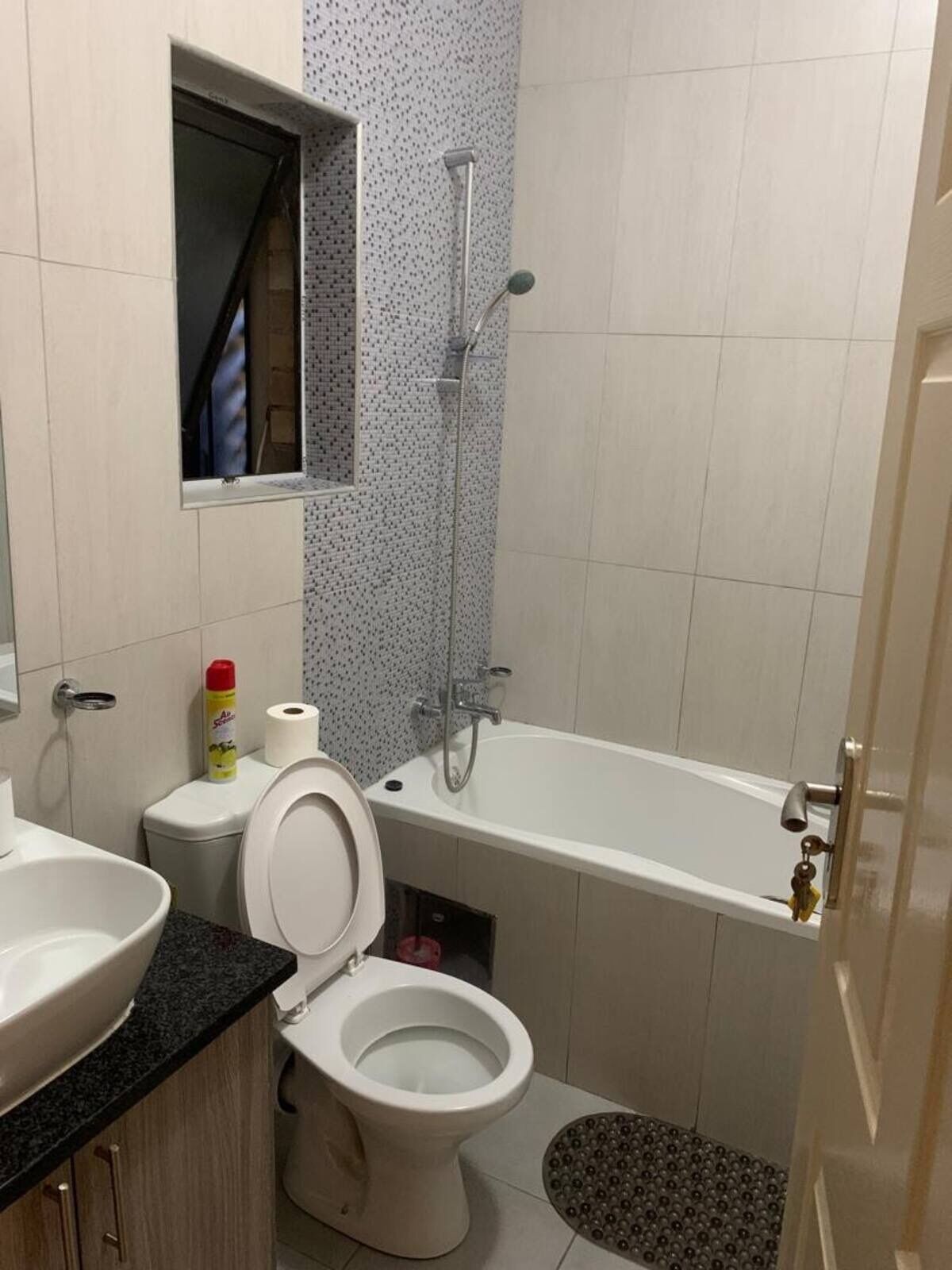 Bruser, hårtørrer, håndklæder, Sæbe