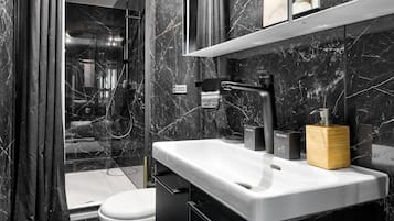 Douche, sĂšche-cheveux, serviettes fournies