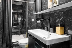 Dusche, Haartrockner, Handtücher