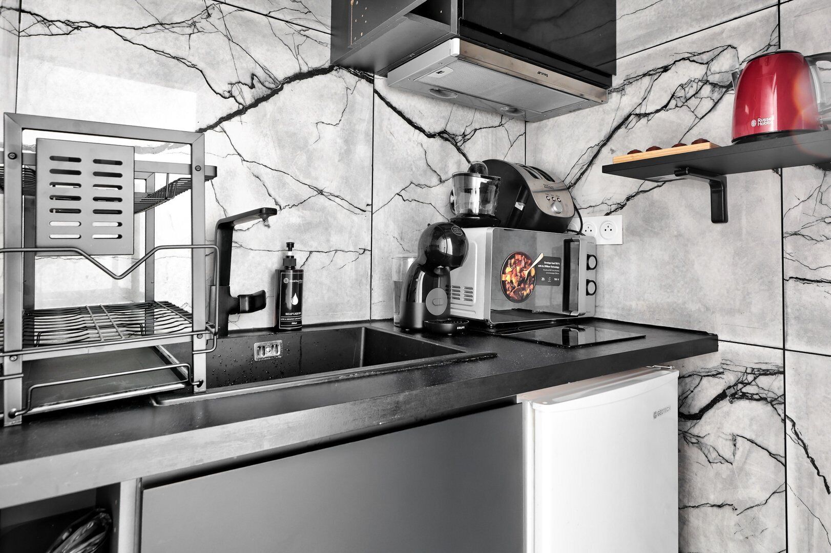 Réfrigérateur, micro-ondes, cafetière/bouilloire, grille-pain