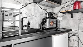 Réfrigérateur, micro-ondes, cafetiÚre/bouilloire, grille-pain