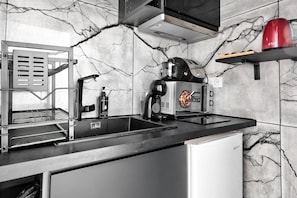 Refrigerador, microondas, cafetera/tetera, tostadora