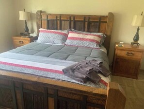 3 chambres, fer et planche à repasser, Wi-Fi, draps fournis