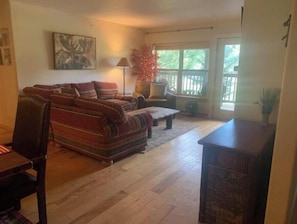 Living area - Beautiful Edwards 3 bedroom condo - New Listing! (Edwards)