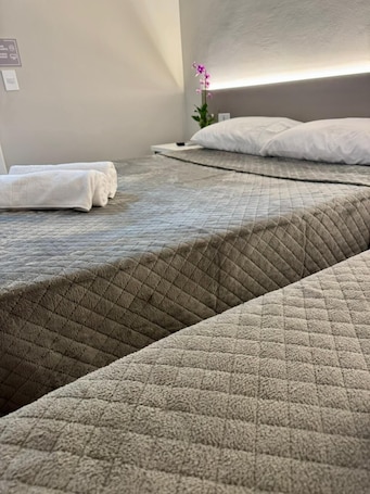 办公桌、免费 WiFi