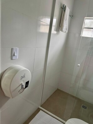 Douche, sèche-cheveux, serviettes fournies, savon