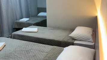 Dreibettzimmer | Schreibtisch, kostenloses WLAN