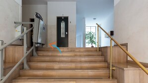 A staircase with wooden steps and metal railings. - notaMI - HELLO Navigli (Milan)