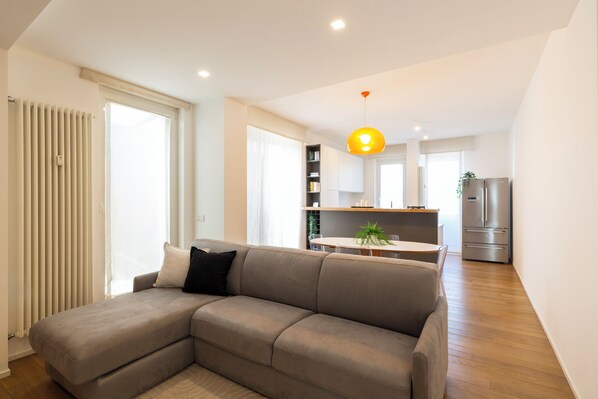 Comfort-Apartment | Wohnbereich | 45-Zoll-Smart-TV mit Digitalempfang