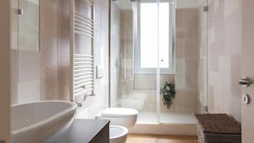 Comfort Apartment | Bathroom | Shower, free toiletries, hair dryer, towels