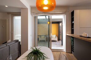 Comfort Apartment | Living area | 45-inch Smart TV with digital channels - notaMI - HELLO Navigli (Milan)