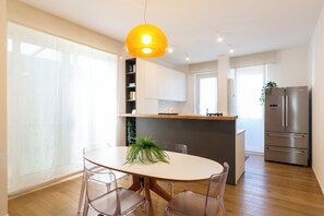 Comfort-Apartment | Wohnbereich | 45-Zoll-Smart-TV mit Digitalempfang