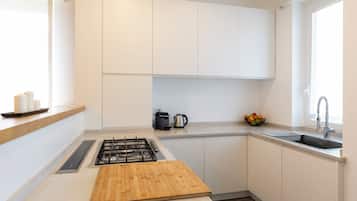 Refrigerador con freezer, horno, placa de cocina, lavavajillas