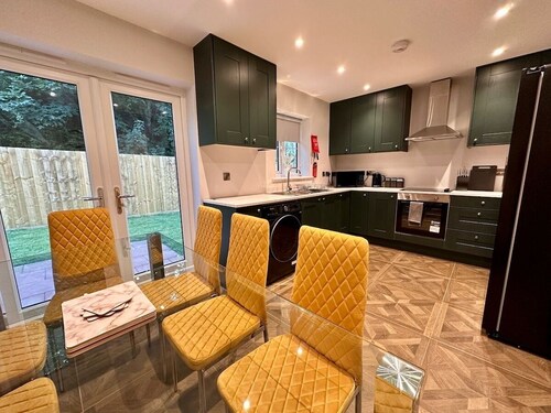 Stunning 4 Bedroom| Sleeps 8| Centre Of Telford